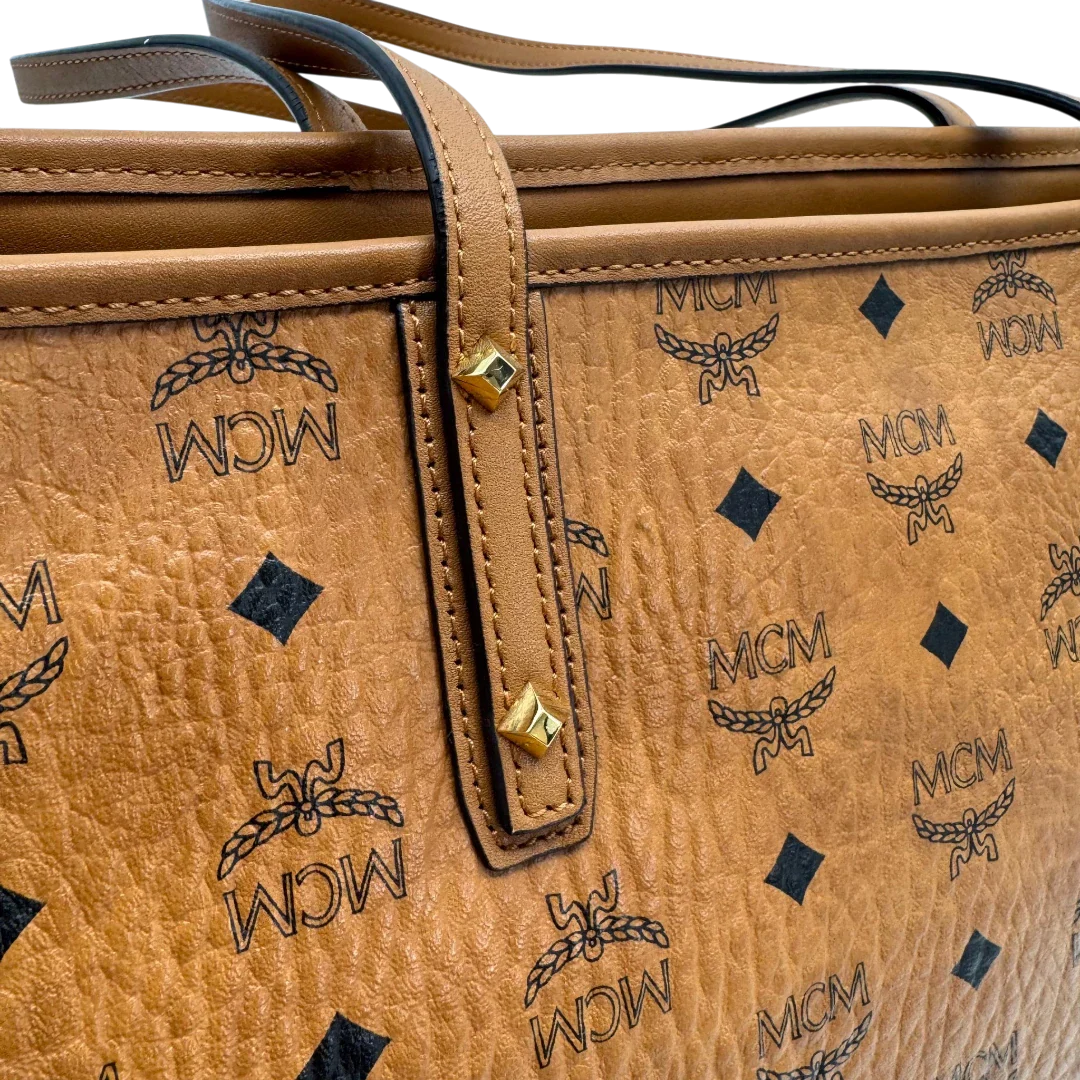 https://cdn.shopify.com/s/files/1/0564/9376/8855/files/MCM_Shopper_Anya_visetos_braun_vintage2361.webp?v=1779969783