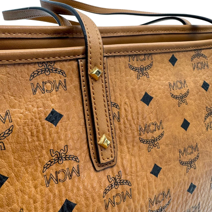 https://cdn.shopify.com/s/files/1/0564/9376/8855/files/MCM_Shopper_Anya_visetos_braun_vintage2361.webp?v=1779969783
