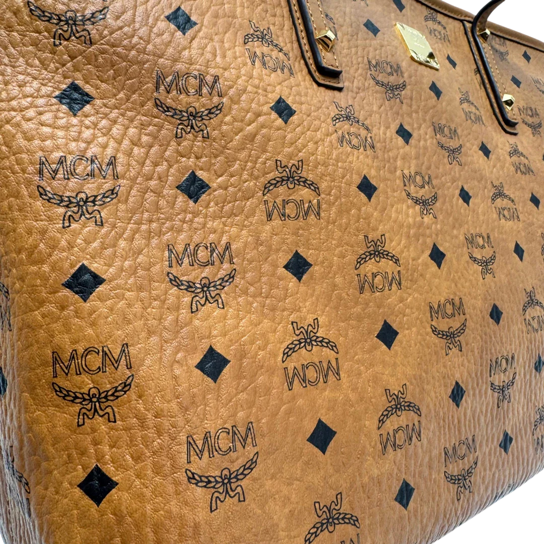 https://cdn.shopify.com/s/files/1/0564/9376/8855/files/MCM_Shopper_Anya_visetos_braun_vintage2362.webp?v=1779969784
