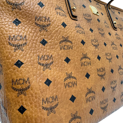 https://cdn.shopify.com/s/files/1/0564/9376/8855/files/MCM_Shopper_Anya_visetos_braun_vintage2362.webp?v=1779969784