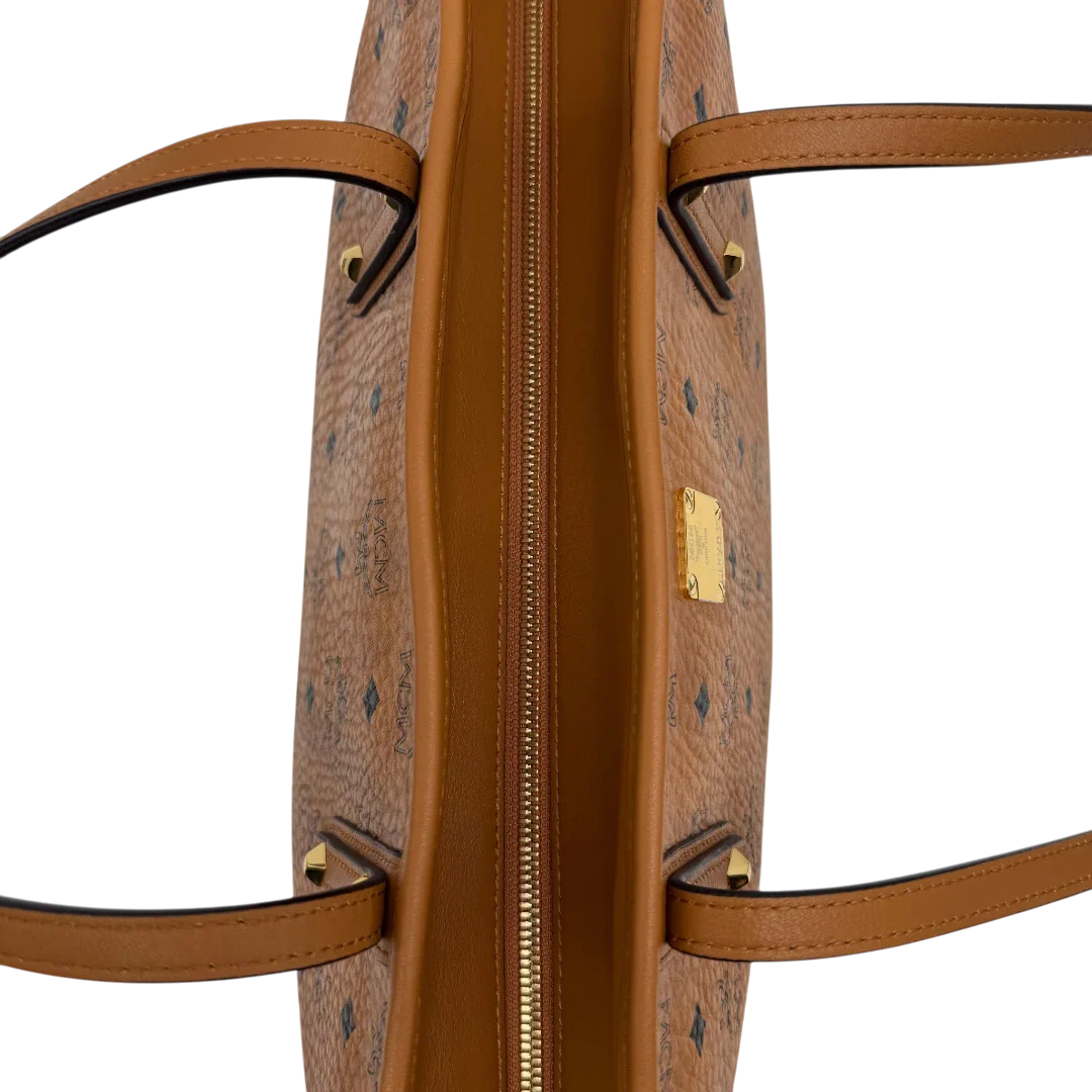 https://cdn.shopify.com/s/files/1/0564/9376/8855/files/MCM_Shopper_Anya_visetos_braun_vintage2363.webp?v=1779969783