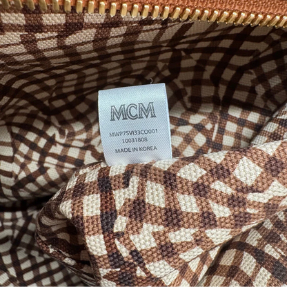 https://cdn.shopify.com/s/files/1/0564/9376/8855/files/MCM_Shopper_Anya_visetos_braun_vintage2366.webp?v=1779969783