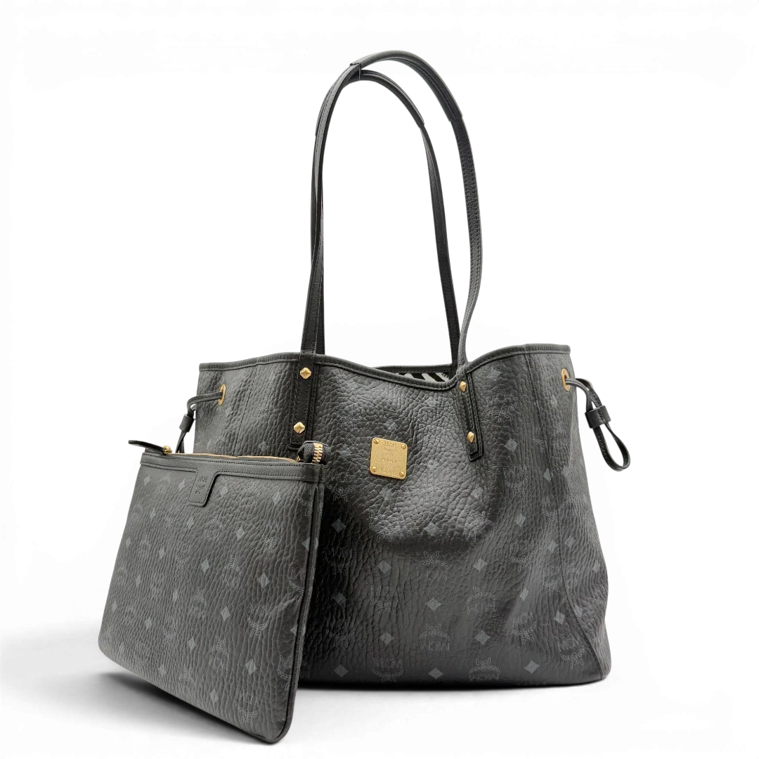 https://cdn.shopify.com/s/files/1/0564/9376/8855/files/MCM_Shopper_Liz_mit_Pochette_visetos_schwarz_vintage8565.webp?v=1781108345