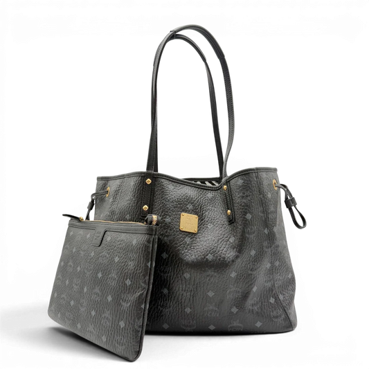 https://cdn.shopify.com/s/files/1/0564/9376/8855/files/MCM_Shopper_Liz_mit_Pochette_visetos_schwarz_vintage8565.webp?v=1781108345
