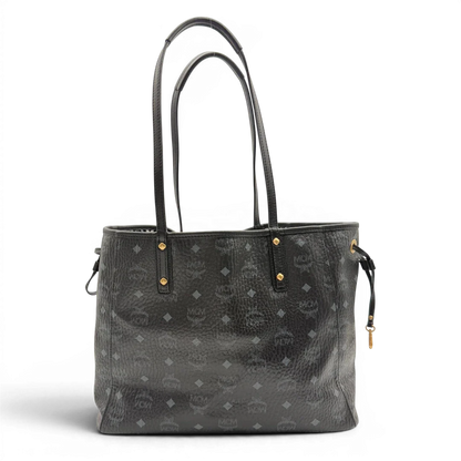 https://cdn.shopify.com/s/files/1/0564/9376/8855/files/MCM_Shopper_Liz_mit_Pochette_visetos_schwarz_vintage8567.webp?v=1781108345
