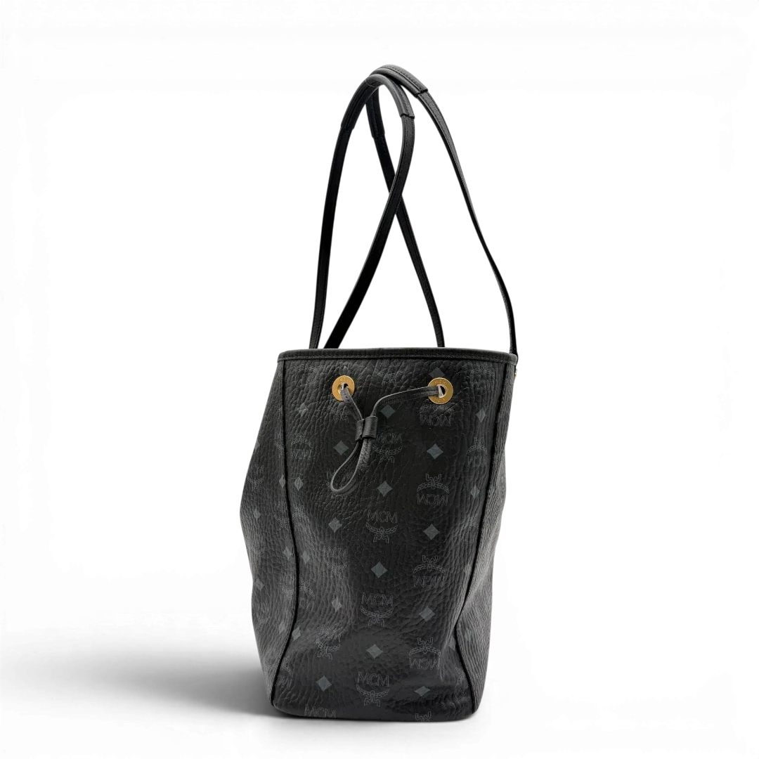 https://cdn.shopify.com/s/files/1/0564/9376/8855/files/MCM_Shopper_Liz_mit_Pochette_visetos_schwarz_vintage8568.webp?v=1781108345