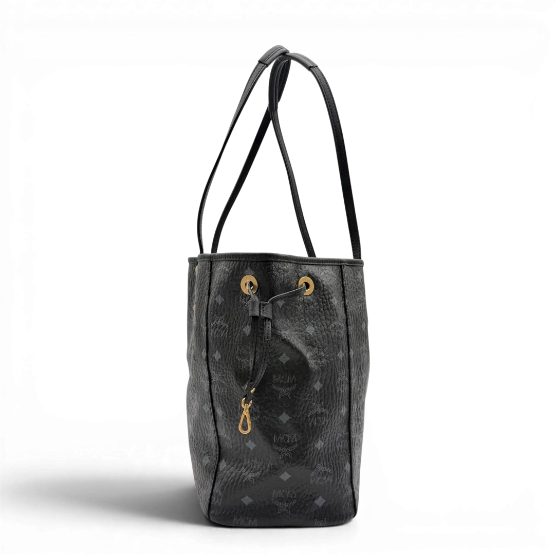 https://cdn.shopify.com/s/files/1/0564/9376/8855/files/MCM_Shopper_Liz_mit_Pochette_visetos_schwarz_vintage8569.webp?v=1781108345