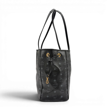 https://cdn.shopify.com/s/files/1/0564/9376/8855/files/MCM_Shopper_Liz_mit_Pochette_visetos_schwarz_vintage8569.webp?v=1781108345