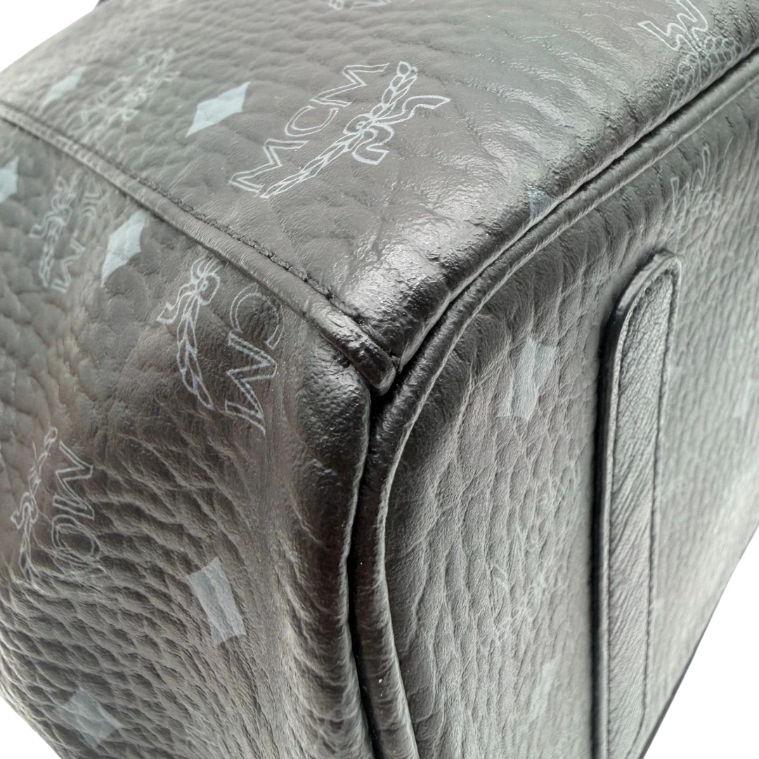 https://cdn.shopify.com/s/files/1/0564/9376/8855/files/MCM_Shopper_Liz_mit_Pochette_visetos_schwarz_vintage8572.webp?v=1781108345
