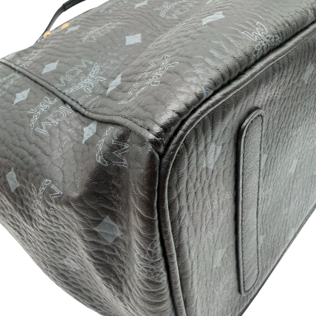 https://cdn.shopify.com/s/files/1/0564/9376/8855/files/MCM_Shopper_Liz_mit_Pochette_visetos_schwarz_vintage8574.webp?v=1781108345
