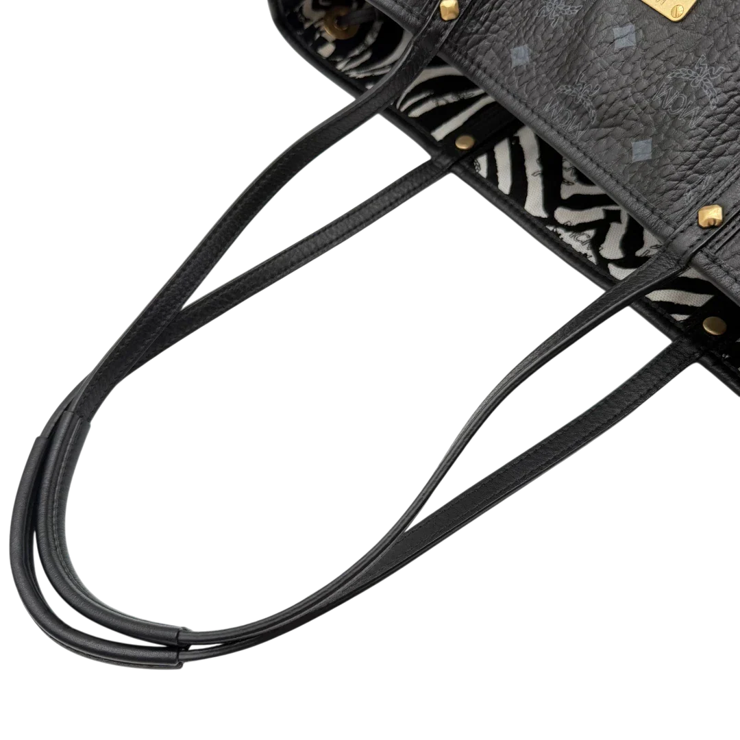 https://cdn.shopify.com/s/files/1/0564/9376/8855/files/MCM_Shopper_Liz_mit_Pochette_visetos_schwarz_vintage8575.webp?v=1781108345