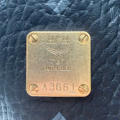 https://cdn.shopify.com/s/files/1/0564/9376/8855/files/MCM_Shopper_Liz_mit_Pochette_visetos_schwarz_vintage8576.webp?v=1781108346