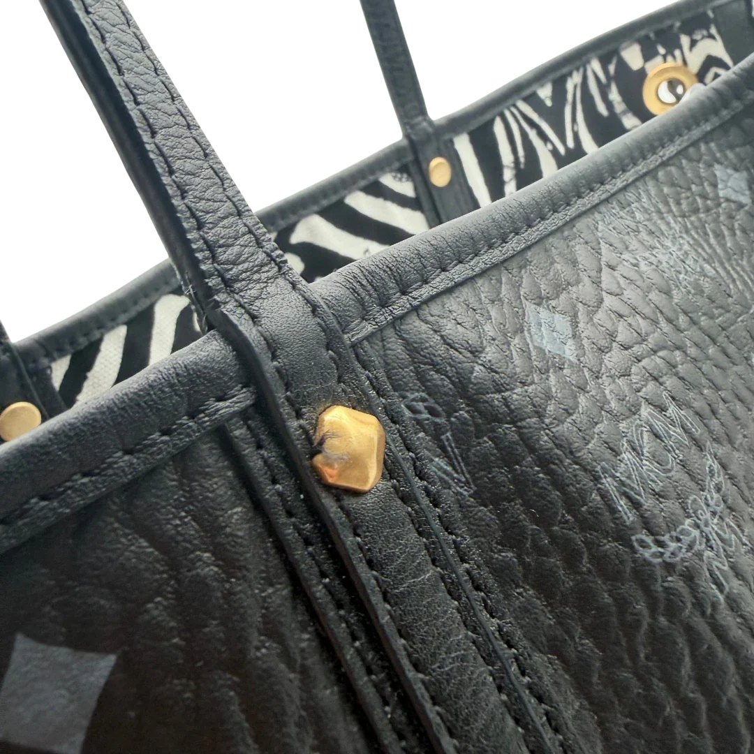 https://cdn.shopify.com/s/files/1/0564/9376/8855/files/MCM_Shopper_Liz_mit_Pochette_visetos_schwarz_vintage8577.webp?v=1781108346