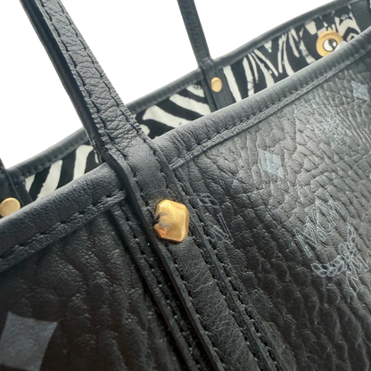 https://cdn.shopify.com/s/files/1/0564/9376/8855/files/MCM_Shopper_Liz_mit_Pochette_visetos_schwarz_vintage8577.webp?v=1781108346