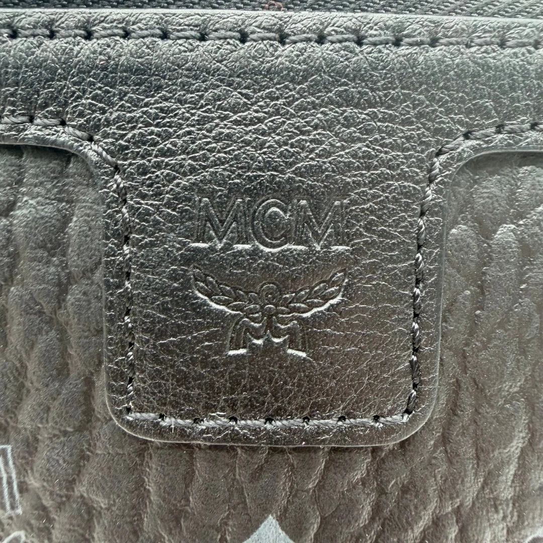 https://cdn.shopify.com/s/files/1/0564/9376/8855/files/MCM_Shopper_Liz_mit_Pochette_visetos_schwarz_vintage8588.webp?v=1781108345