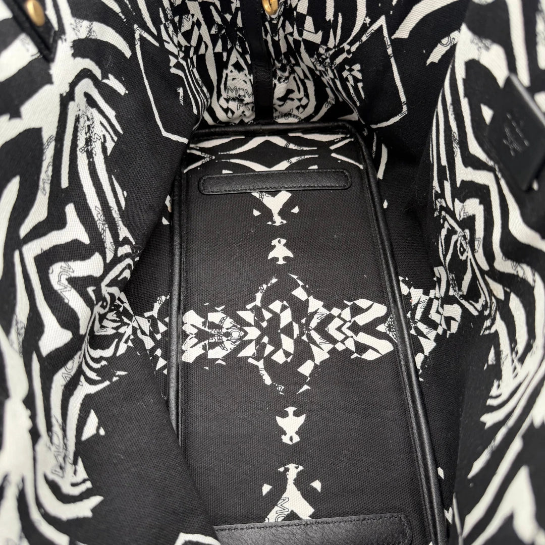 https://cdn.shopify.com/s/files/1/0564/9376/8855/files/MCM_Shopper_Liz_mit_Pochette_visetos_schwarz_vintage8590.webp?v=1781108345