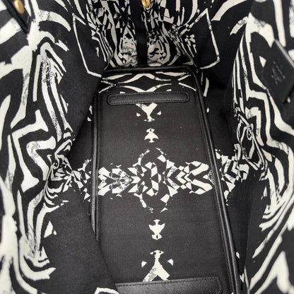 https://cdn.shopify.com/s/files/1/0564/9376/8855/files/MCM_Shopper_Liz_mit_Pochette_visetos_schwarz_vintage8590.webp?v=1781108345