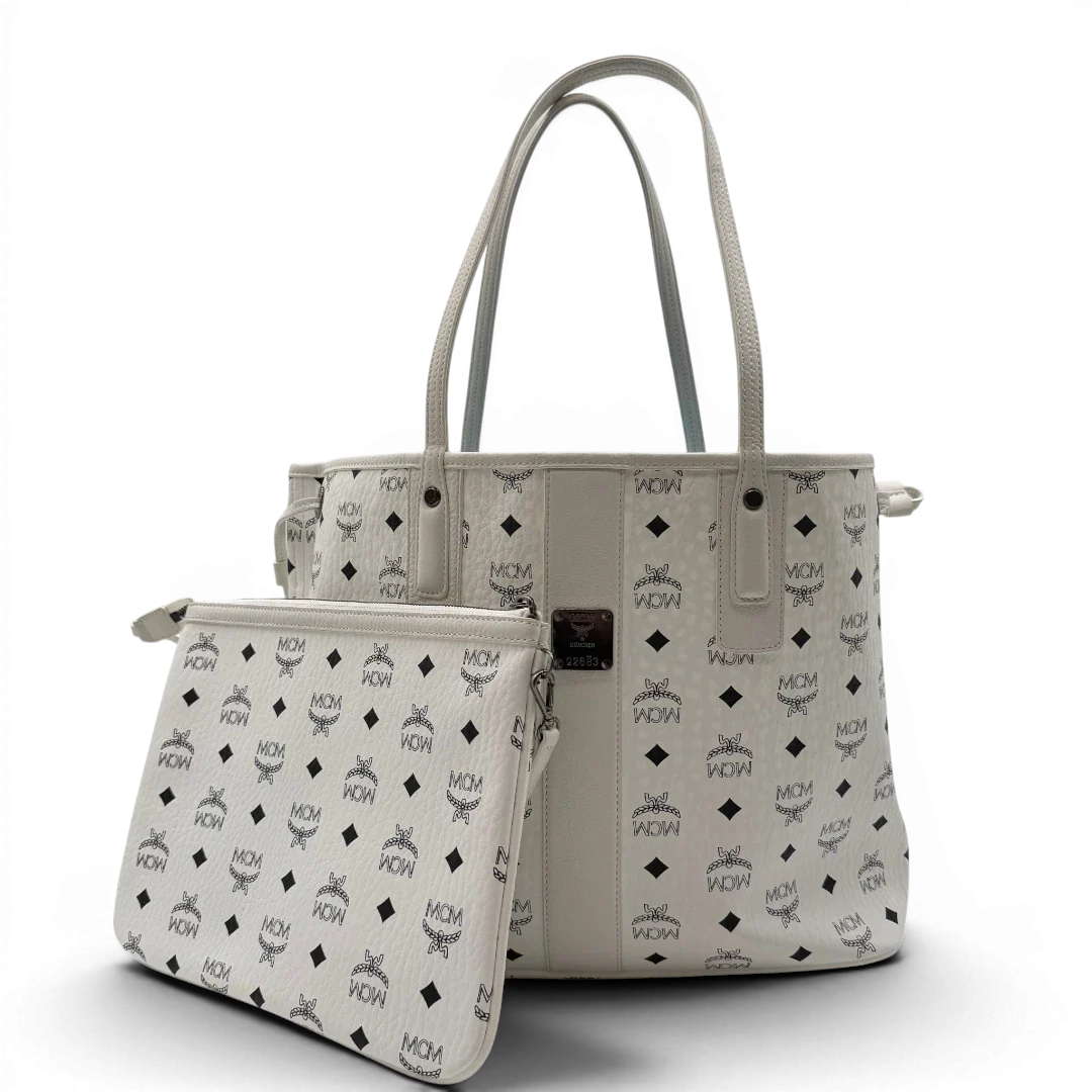 https://cdn.shopify.com/s/files/1/0564/9376/8855/files/MCM_Shopper_Liz_mit_Pochette_visetos_weiss_1.webp?v=1782313118
