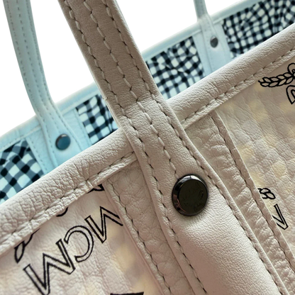 https://cdn.shopify.com/s/files/1/0564/9376/8855/files/MCM_Shopper_Liz_mit_Pochette_visetos_weiss_12.webp?v=1782313118
