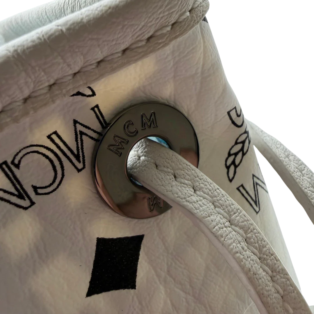 https://cdn.shopify.com/s/files/1/0564/9376/8855/files/MCM_Shopper_Liz_mit_Pochette_visetos_weiss_13.webp?v=1782313118