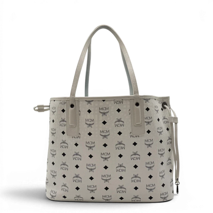 https://cdn.shopify.com/s/files/1/0564/9376/8855/files/MCM_Shopper_Liz_mit_Pochette_visetos_weiss_2.webp?v=1782313118