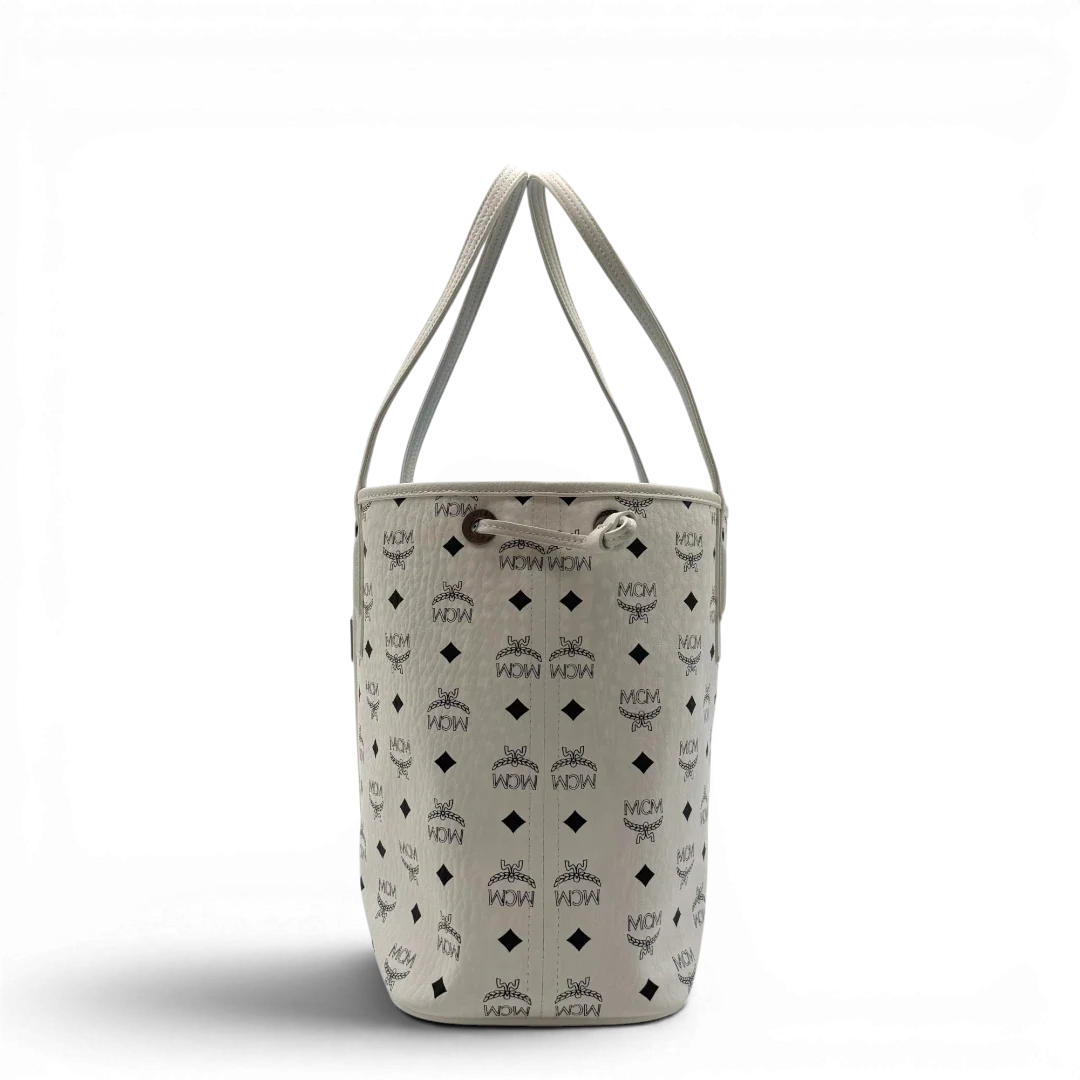 https://cdn.shopify.com/s/files/1/0564/9376/8855/files/MCM_Shopper_Liz_mit_Pochette_visetos_weiss_3.webp?v=1782313119