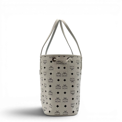 https://cdn.shopify.com/s/files/1/0564/9376/8855/files/MCM_Shopper_Liz_mit_Pochette_visetos_weiss_3.webp?v=1782313119