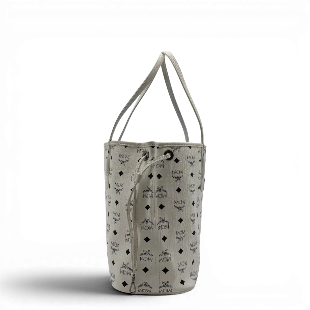 https://cdn.shopify.com/s/files/1/0564/9376/8855/files/MCM_Shopper_Liz_mit_Pochette_visetos_weiss_4.webp?v=1782313118