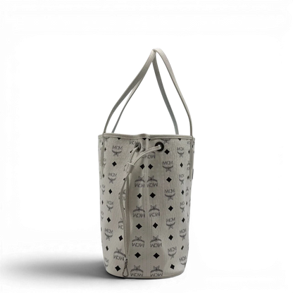 https://cdn.shopify.com/s/files/1/0564/9376/8855/files/MCM_Shopper_Liz_mit_Pochette_visetos_weiss_4.webp?v=1782313118