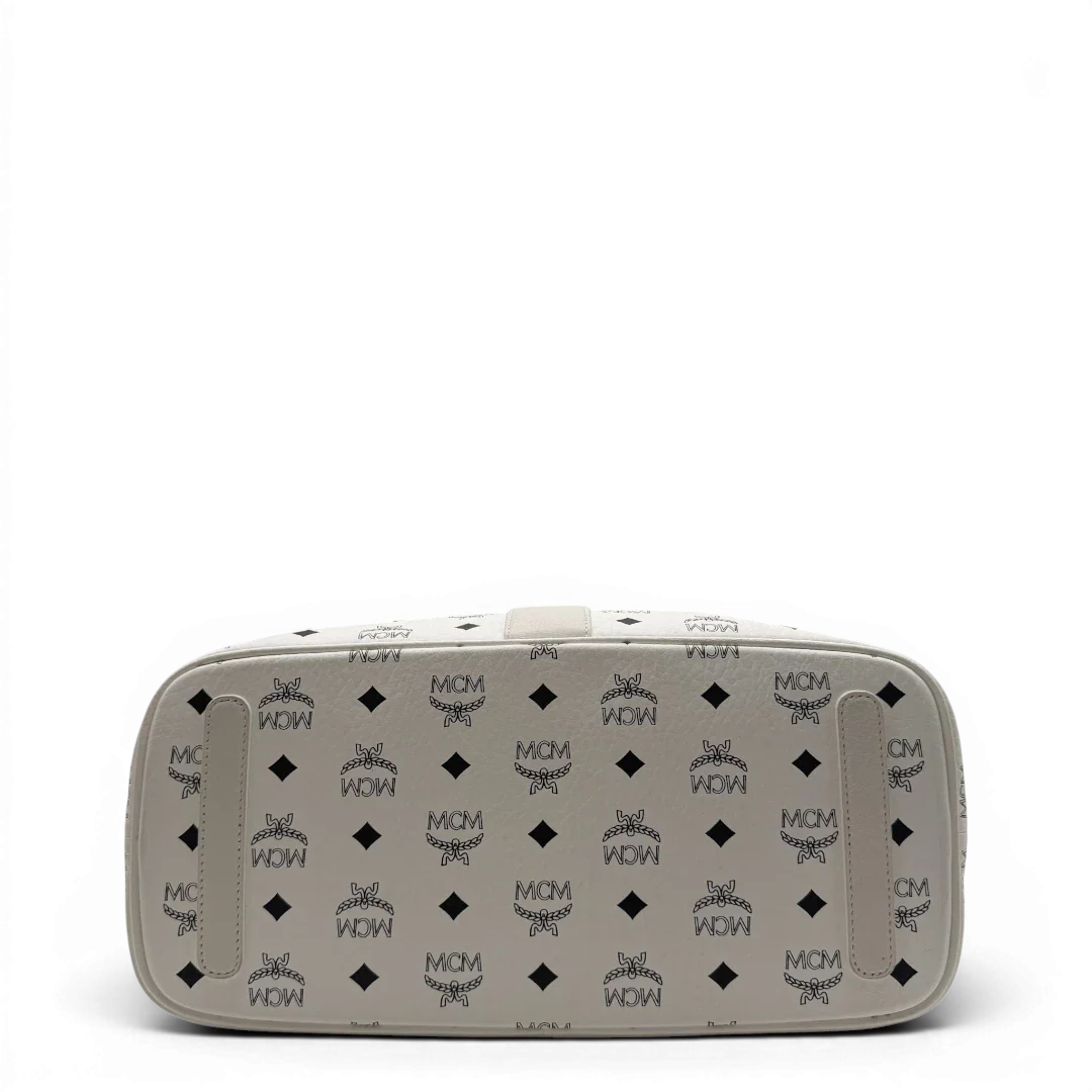 https://cdn.shopify.com/s/files/1/0564/9376/8855/files/MCM_Shopper_Liz_mit_Pochette_visetos_weiss_5.webp?v=1782313118