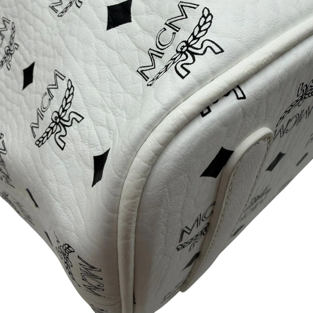 https://cdn.shopify.com/s/files/1/0564/9376/8855/files/MCM_Shopper_Liz_mit_Pochette_visetos_weiss_6.webp?v=1782313118