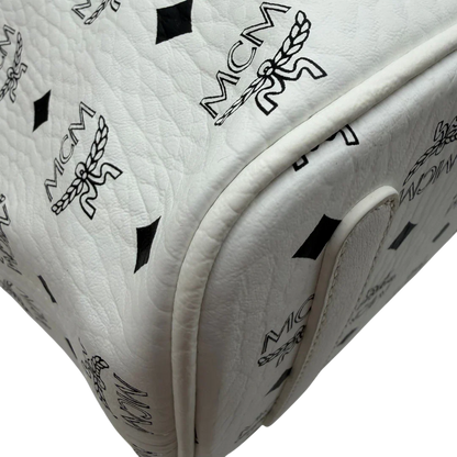 https://cdn.shopify.com/s/files/1/0564/9376/8855/files/MCM_Shopper_Liz_mit_Pochette_visetos_weiss_6.webp?v=1782313118