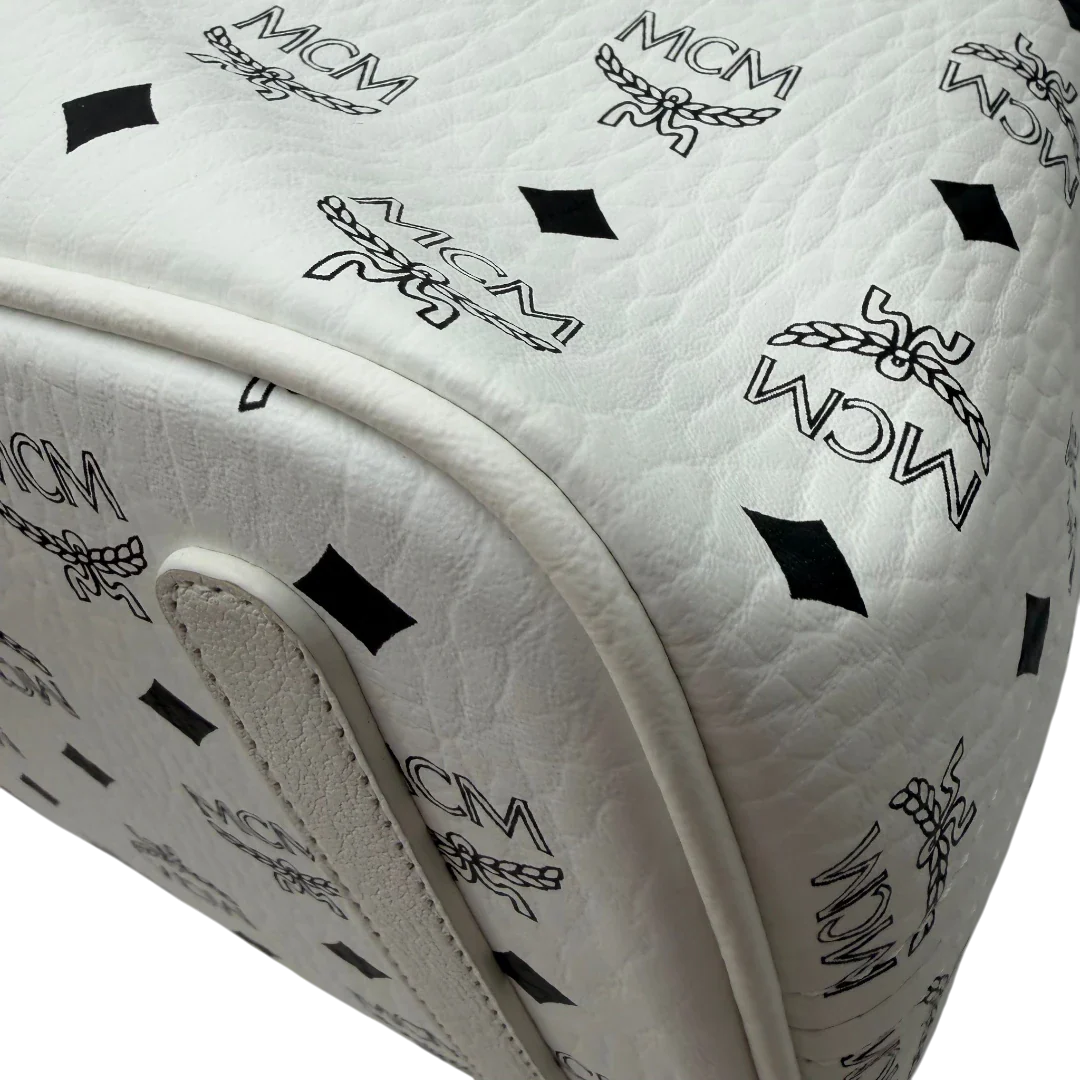 https://cdn.shopify.com/s/files/1/0564/9376/8855/files/MCM_Shopper_Liz_mit_Pochette_visetos_weiss_7.webp?v=1782313118