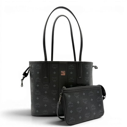 https://cdn.shopify.com/s/files/1/0564/9376/8855/files/MCM_Shopper_Liz_small_mit_Pochette_visetos_schwarz_1.webp?v=1782310251