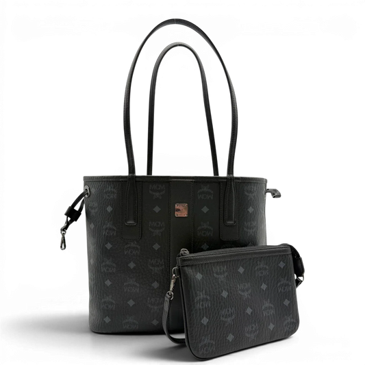 https://cdn.shopify.com/s/files/1/0564/9376/8855/files/MCM_Shopper_Liz_small_mit_Pochette_visetos_schwarz_1.webp?v=1782310251