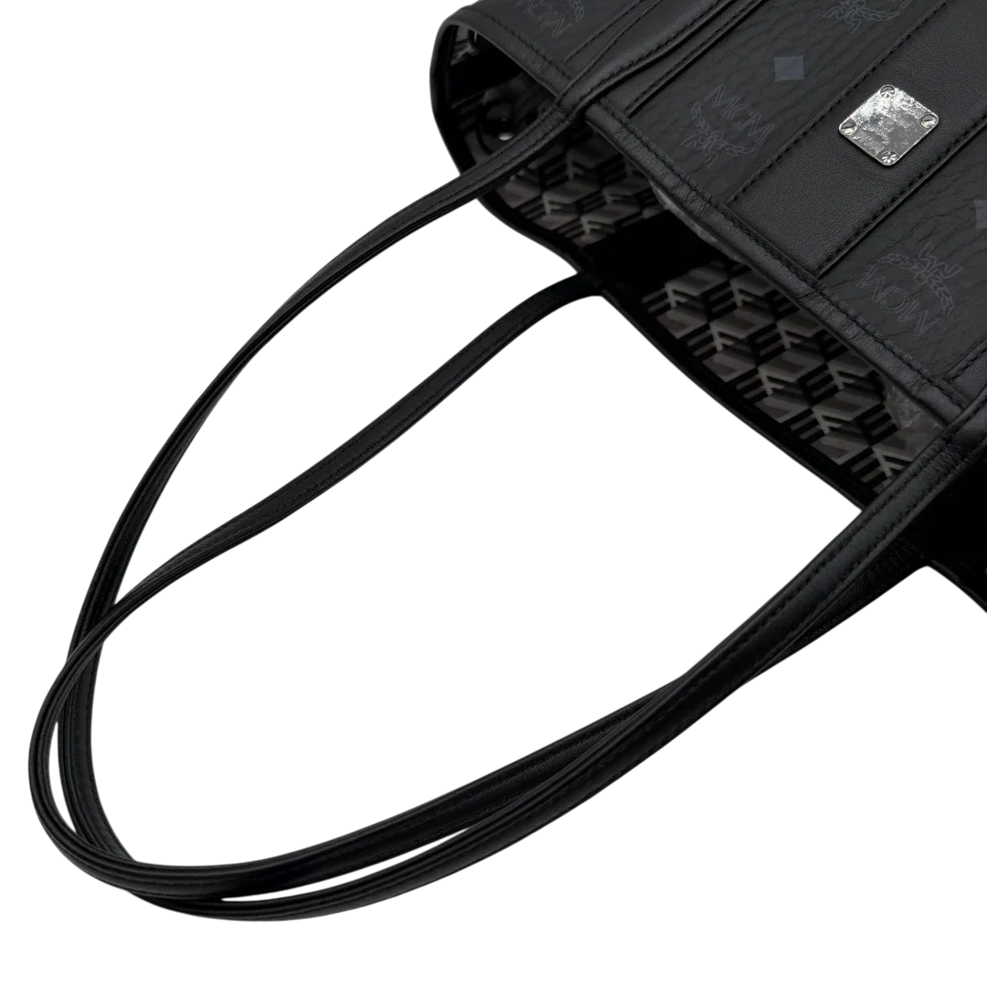 https://cdn.shopify.com/s/files/1/0564/9376/8855/files/MCM_Shopper_Liz_small_mit_Pochette_visetos_schwarz_10.webp?v=1782310250