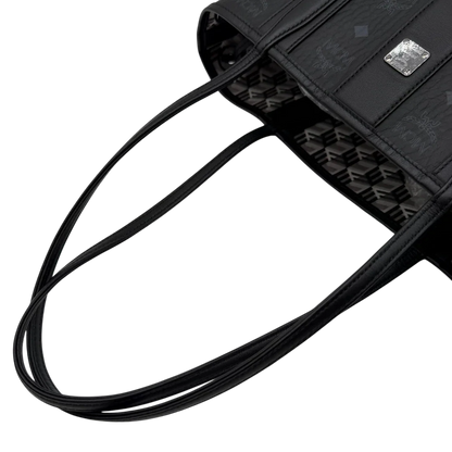 https://cdn.shopify.com/s/files/1/0564/9376/8855/files/MCM_Shopper_Liz_small_mit_Pochette_visetos_schwarz_10.webp?v=1782310250