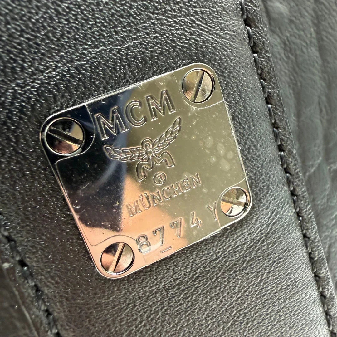 https://cdn.shopify.com/s/files/1/0564/9376/8855/files/MCM_Shopper_Liz_small_mit_Pochette_visetos_schwarz_11.webp?v=1782310251