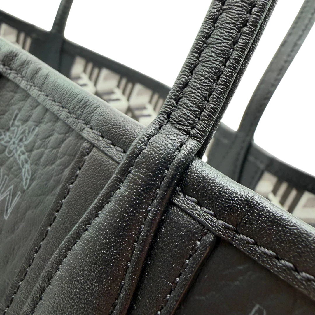 https://cdn.shopify.com/s/files/1/0564/9376/8855/files/MCM_Shopper_Liz_small_mit_Pochette_visetos_schwarz_12.webp?v=1782310251