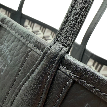 https://cdn.shopify.com/s/files/1/0564/9376/8855/files/MCM_Shopper_Liz_small_mit_Pochette_visetos_schwarz_12.webp?v=1782310251