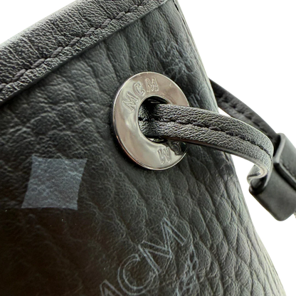 https://cdn.shopify.com/s/files/1/0564/9376/8855/files/MCM_Shopper_Liz_small_mit_Pochette_visetos_schwarz_13.webp?v=1782310251