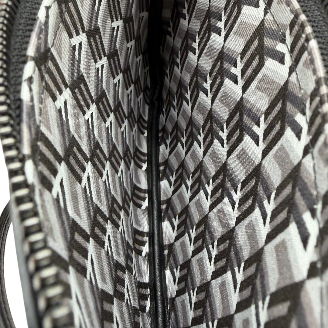 https://cdn.shopify.com/s/files/1/0564/9376/8855/files/MCM_Shopper_Liz_small_mit_Pochette_visetos_schwarz_16.webp?v=1782310251
