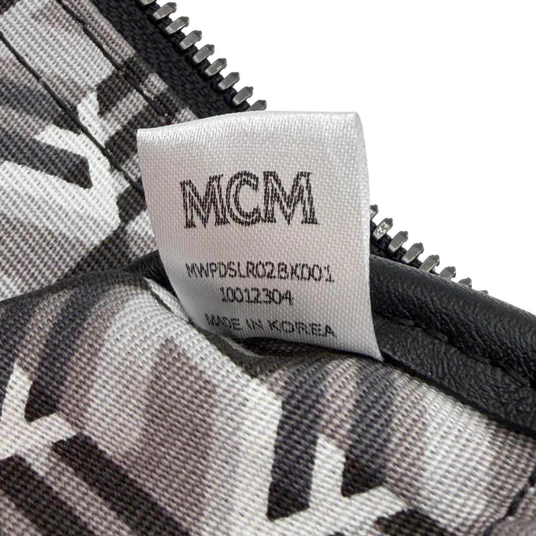 https://cdn.shopify.com/s/files/1/0564/9376/8855/files/MCM_Shopper_Liz_small_mit_Pochette_visetos_schwarz_17.webp?v=1782310253