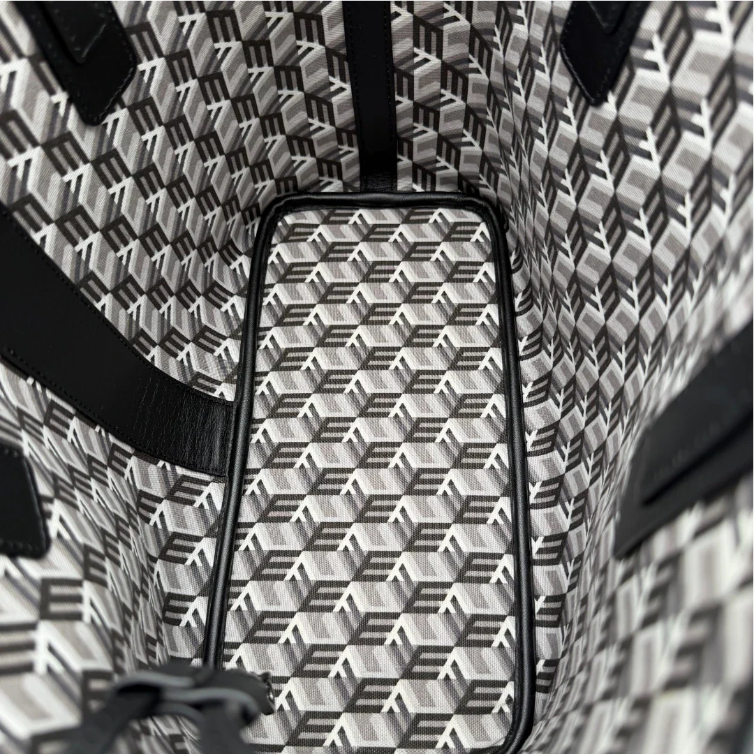 https://cdn.shopify.com/s/files/1/0564/9376/8855/files/MCM_Shopper_Liz_small_mit_Pochette_visetos_schwarz_18.webp?v=1782310252