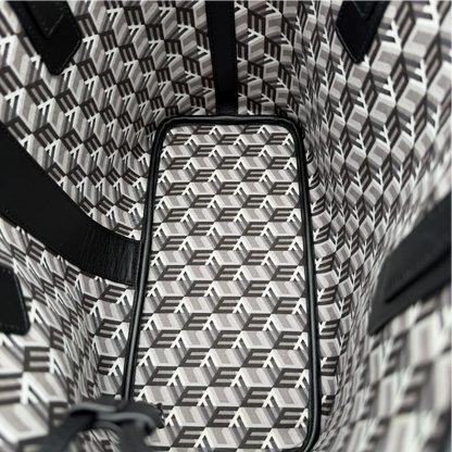 https://cdn.shopify.com/s/files/1/0564/9376/8855/files/MCM_Shopper_Liz_small_mit_Pochette_visetos_schwarz_18.webp?v=1782310252