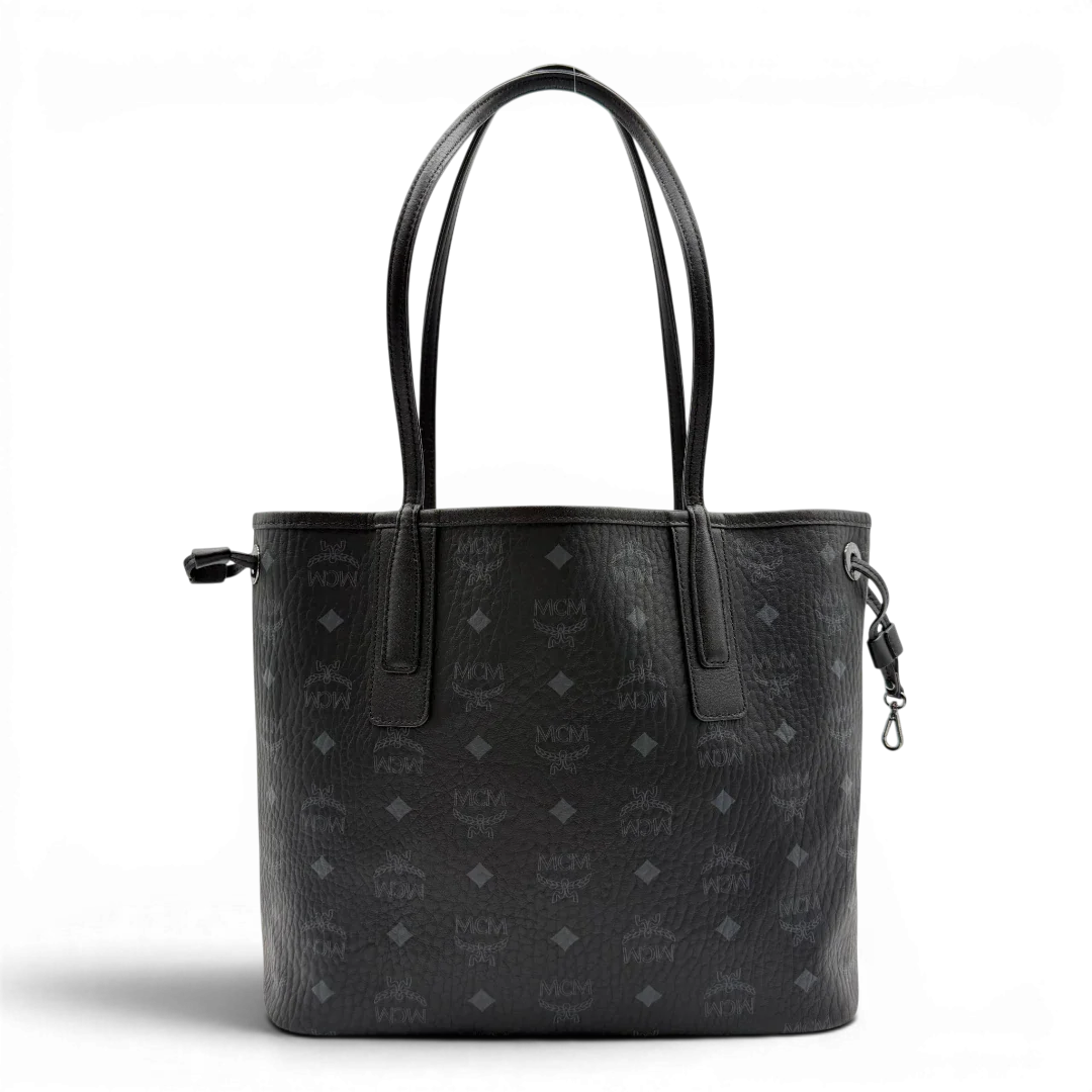 https://cdn.shopify.com/s/files/1/0564/9376/8855/files/MCM_Shopper_Liz_small_mit_Pochette_visetos_schwarz_2.webp?v=1782310251