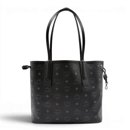 https://cdn.shopify.com/s/files/1/0564/9376/8855/files/MCM_Shopper_Liz_small_mit_Pochette_visetos_schwarz_2.webp?v=1782310251