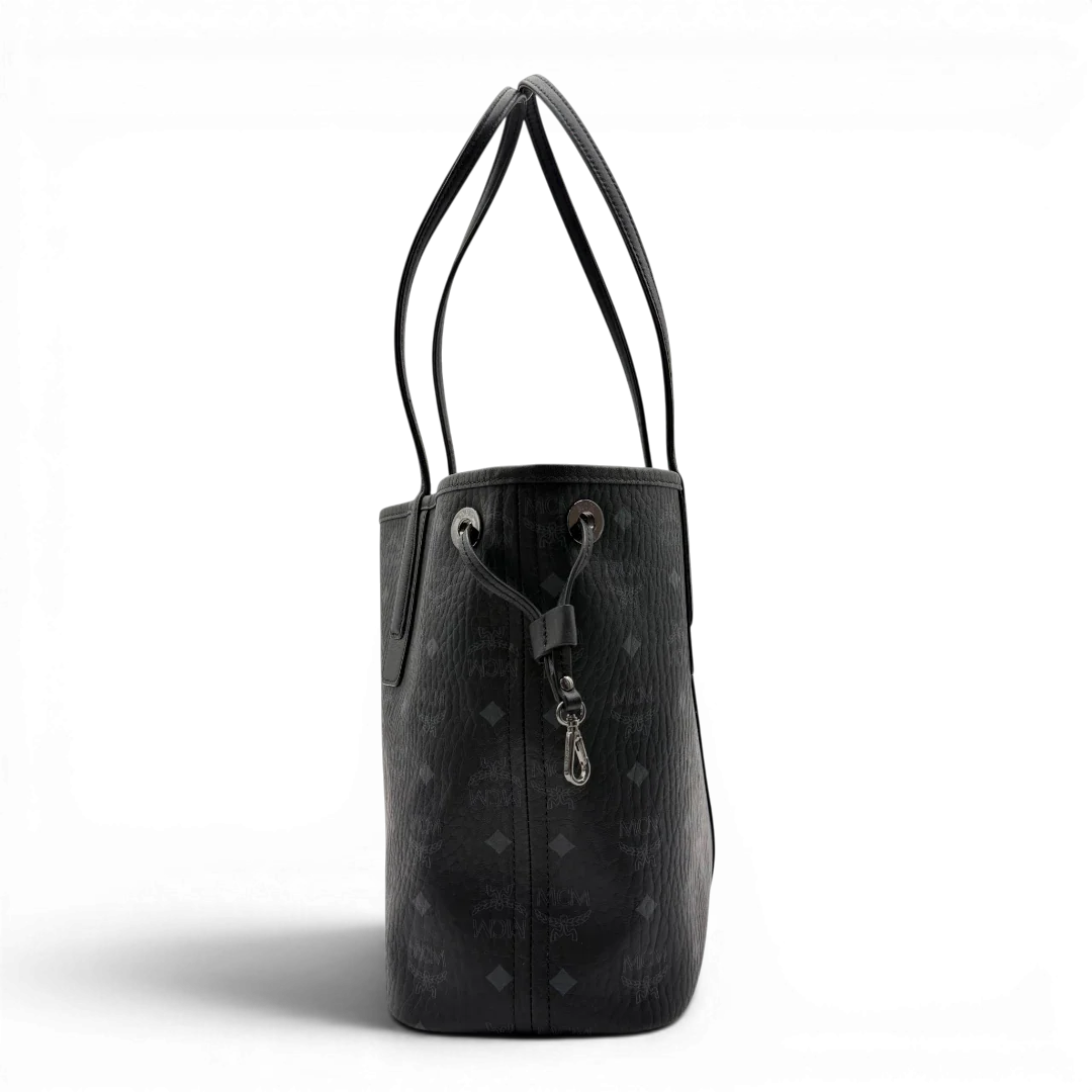 https://cdn.shopify.com/s/files/1/0564/9376/8855/files/MCM_Shopper_Liz_small_mit_Pochette_visetos_schwarz_3.webp?v=1782310251