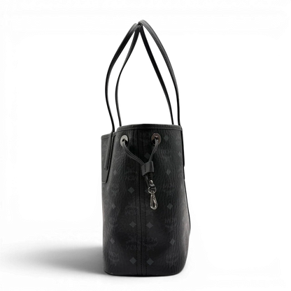 https://cdn.shopify.com/s/files/1/0564/9376/8855/files/MCM_Shopper_Liz_small_mit_Pochette_visetos_schwarz_3.webp?v=1782310251