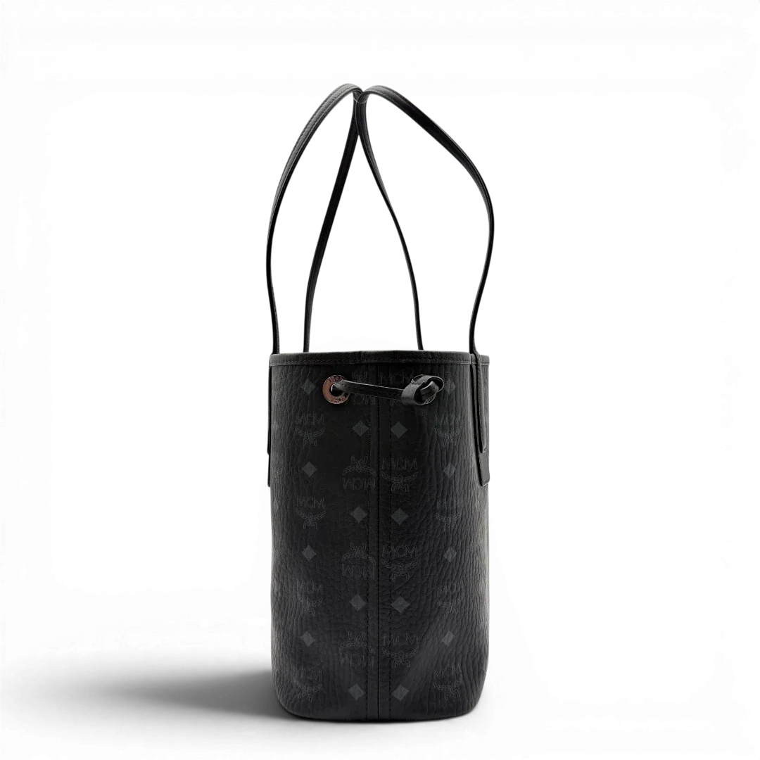 https://cdn.shopify.com/s/files/1/0564/9376/8855/files/MCM_Shopper_Liz_small_mit_Pochette_visetos_schwarz_4.webp?v=1782310250